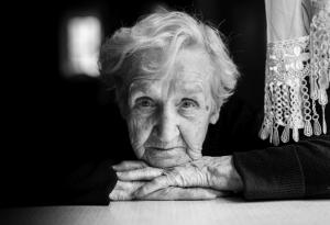 Тя не знае кой съм, но аз знам коя е тя