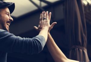 12 неща, които хората преценяват за секунди при първа среща с вас