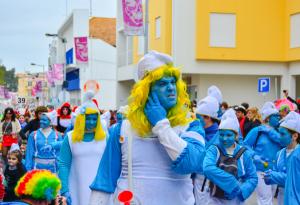 Докато събитията по света се отлагат, смърфовете купонясват