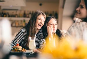 Виц:  Миме, не ти ли е трудно без мъж?