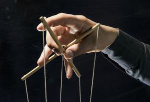 8 начина, по които партньорът ви манипулира