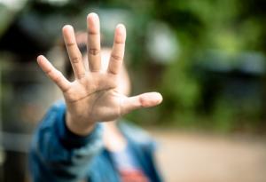 Тормозът в училищна и онлайн среда - на фокус в новия епизод на подкаста на "Новите родители"