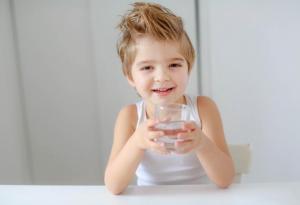 Колко вода трябва да пие бебето и малкото дете