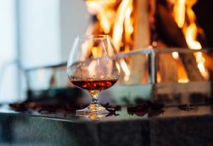 Виц: Тихо си сипах първи коняк