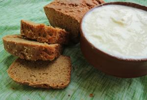 Учени превръщат стария хляб в кисело мляко