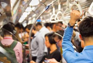 Виц: Разговор по телефона в метрото