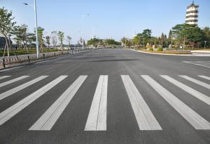 Виц: Кола блъска пешеходец на "зебра"