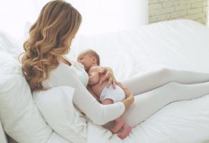 Бебетата от мъжки и женски пол получават различни съставки от майчината кърма