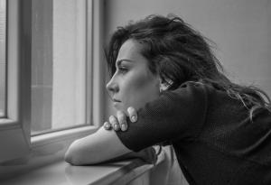 Анатомия на носталгията: 4 неочаквани причини защо мозъкът ни кара да вярваме, че „миналото беше по-хубаво“