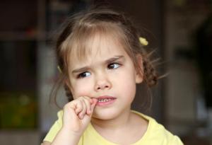 Правилните реакции, ако детето си гризе ноктите