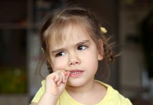 Канадски учени: Гризането на ноктите всъщност е полезно за здравето