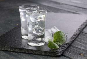 Виц: За да убия микробите във водата...