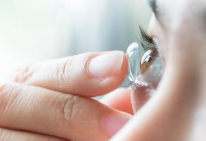 Първите в света контактни лещи, доставящи лекарства, бяха одобрени в САЩ