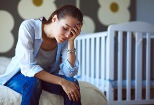 Виц: Майка за сетен път уговаря детето си да заспи