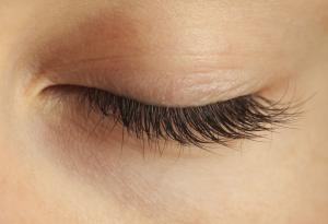 Защо хората затварят очи при разговор?