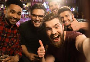 Приятелските сбирки са полезни за здравето на мъжете