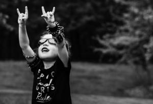 Виц: На метъл концерт