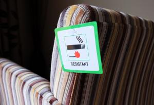 Хората могат да абсорбират токсични забавители на горенето през кожата