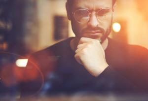 10 признака на слаб човек, който се преструва на силен