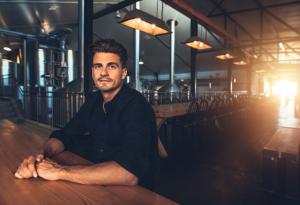 Виц: Клиент се обръща към руса сервитьорка