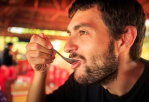 Виц: Боб с наденица