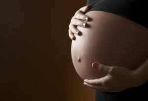 Момиче забременява след намушкване в корема след орален секс