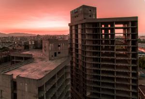 Гледайте разрушаването на емблематичната ИПK "Родина" онлайн