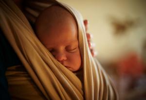 Нашите предци вероятно са използвали бебешки слингове още преди 10 000 години