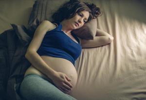 Защо бебето се движи повече през нощта