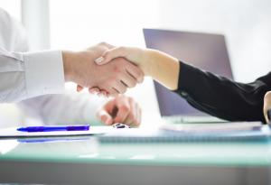 Учени: Мъжете със силно ръкостискане имат по-големи шансове за брак