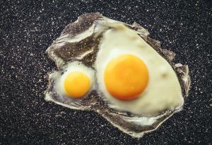 На 19 юли в Англия е било толкова горещо, че жена си е изпържила яйце на земята (видео)