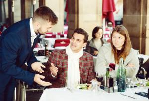 Виц: Как е прасенцето, господине?