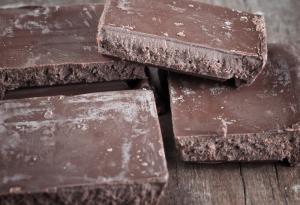 Защо по престоялия шоколад се появяват бели петънца?