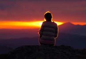 6 фрази, които разкриват самотата в речта на силната жена