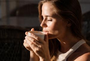 Защо следобедното кафе влияе на съня повече, отколкото мислим