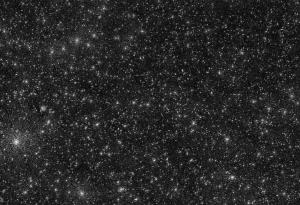 Белите точици на това изображение не са звезди или галактики, а черни дупки