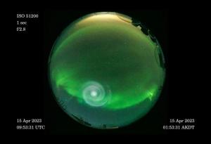 Защо изстрелването на ракети създава странни спирали в небето?