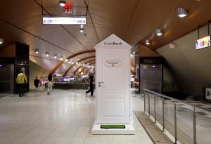 Арт инсталация в метрото представя устойчивото домакинство