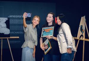 „Роди се звезда“ – когато музиката оживява върху платното