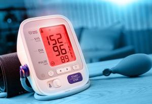 Апарат отчита високо кръвно налягане – 152 на 96 mmHg
