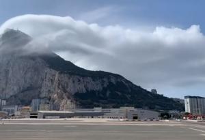 Вижте как този облак се „стича“ като водопад по Гибралтарската скала