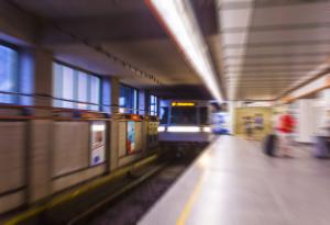 Какво да направите, ако паднете върху релсите на метрото 