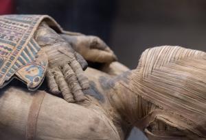 Археолози откриха три мумии в гробница край Луксор в Египет