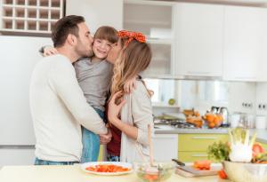 Щастливите хора са отгледани от родители, които правят тези 3 неща