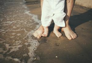 Детето по-лесно се учи да ходи, ако е босо