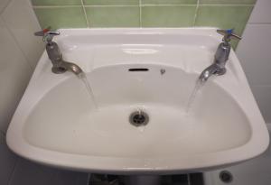 Защо във Великобритания използват две отделни кранчета?