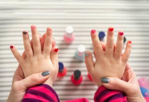 Учени: Майки, не лакирайте 3-годишните момиченца