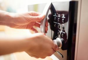 Какво не трябва да слагаме в микровълновата и защо (видео)