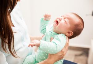 Как да разберем дали бебето плаче от болка или просто така