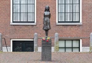  10 проникновени цитата за живота от Ане Франк